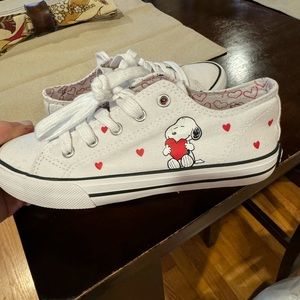 Snoopy converse new without tags